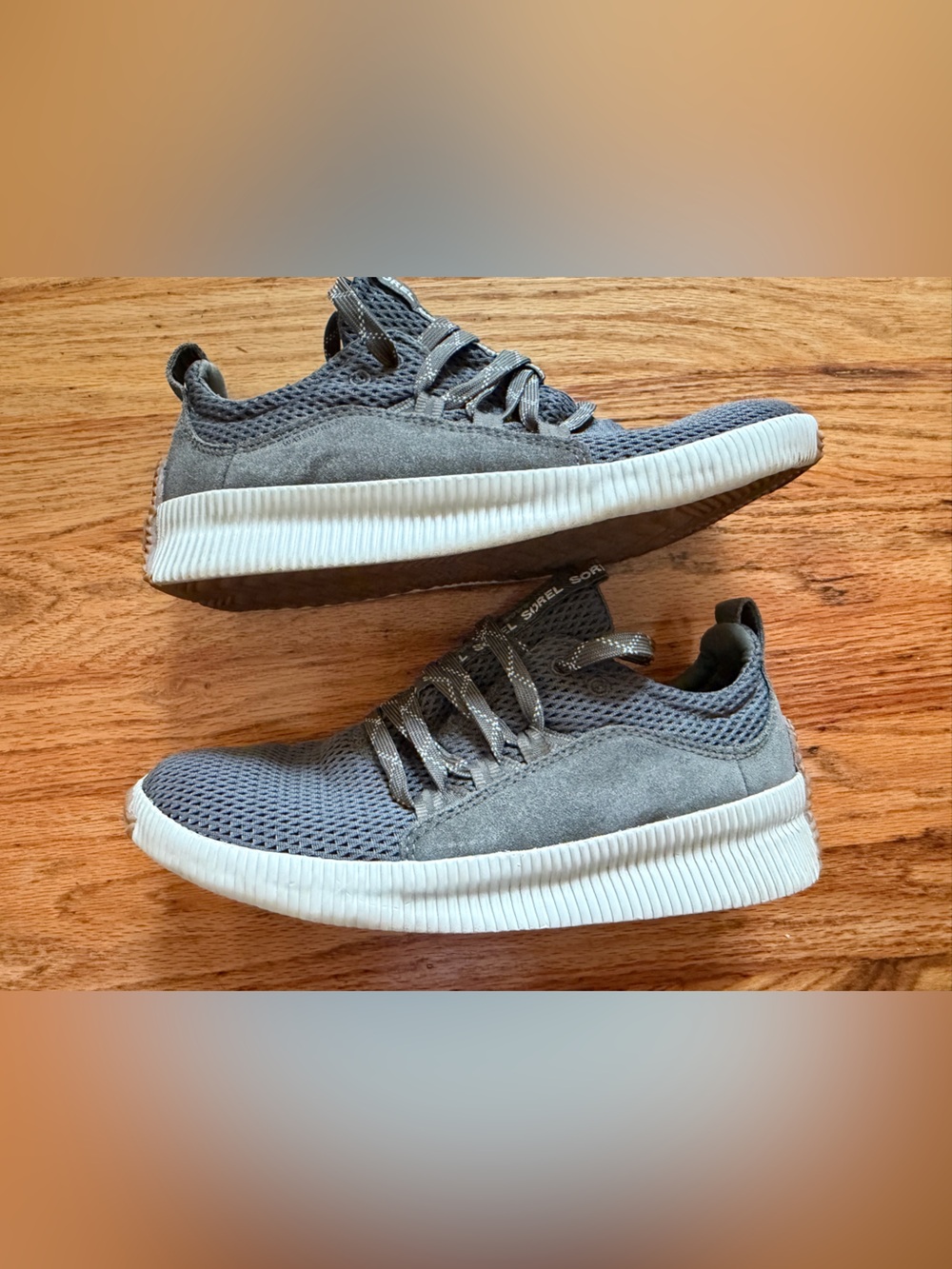 Sorel women’s  Gray Mesh & Suede Low-Top Sneaker size 8 waterproof